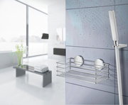 Verchromter Duschkorb an einer gefliesten Wand, seitliche Perspektive