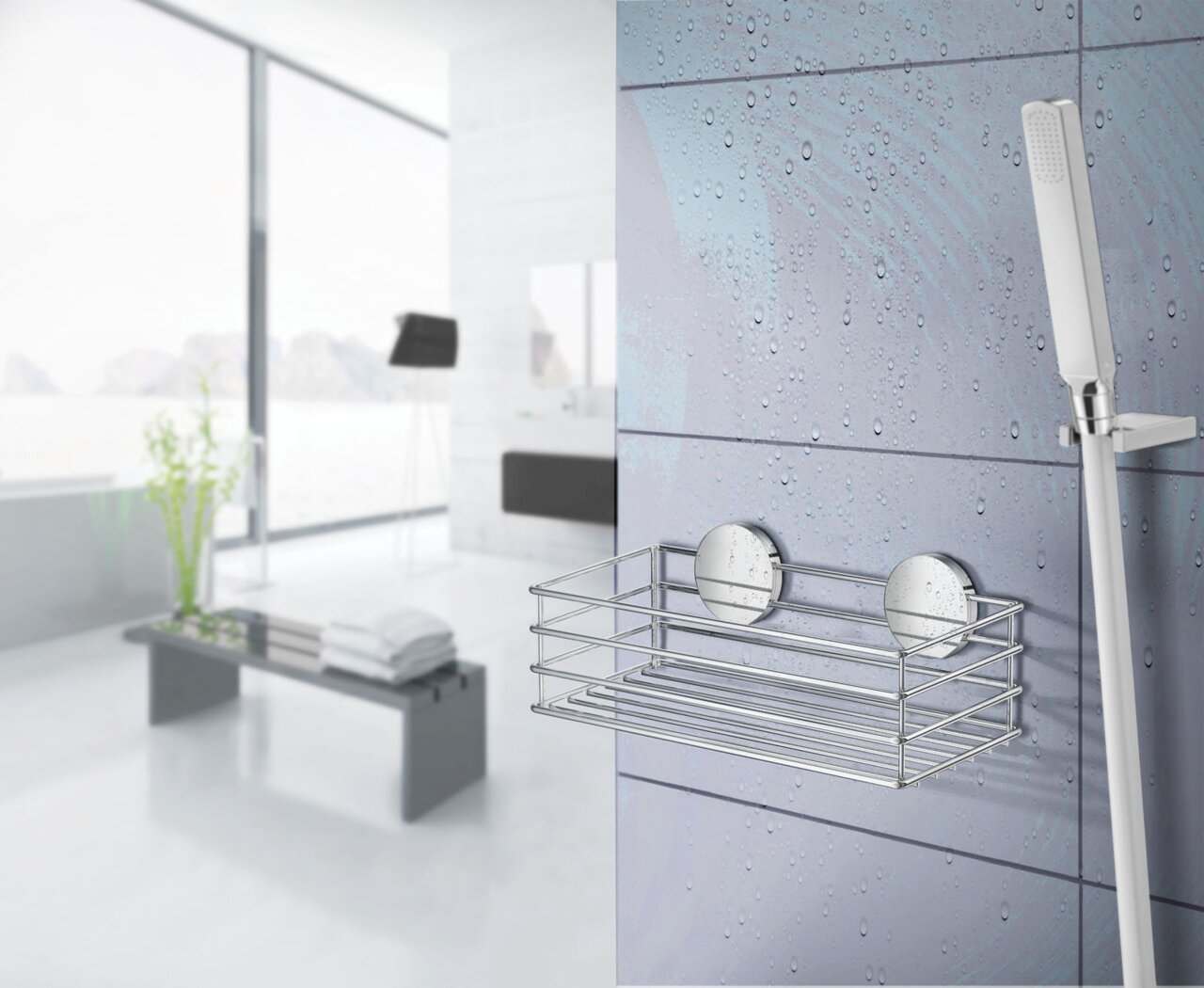 Verchromter Duschkorb an einer gefliesten Wand, seitliche Perspektive