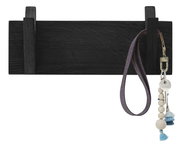 Zwarte haaklijst met twee haken, waaraan een sleutelbos met hangers hangt, vooraanzicht