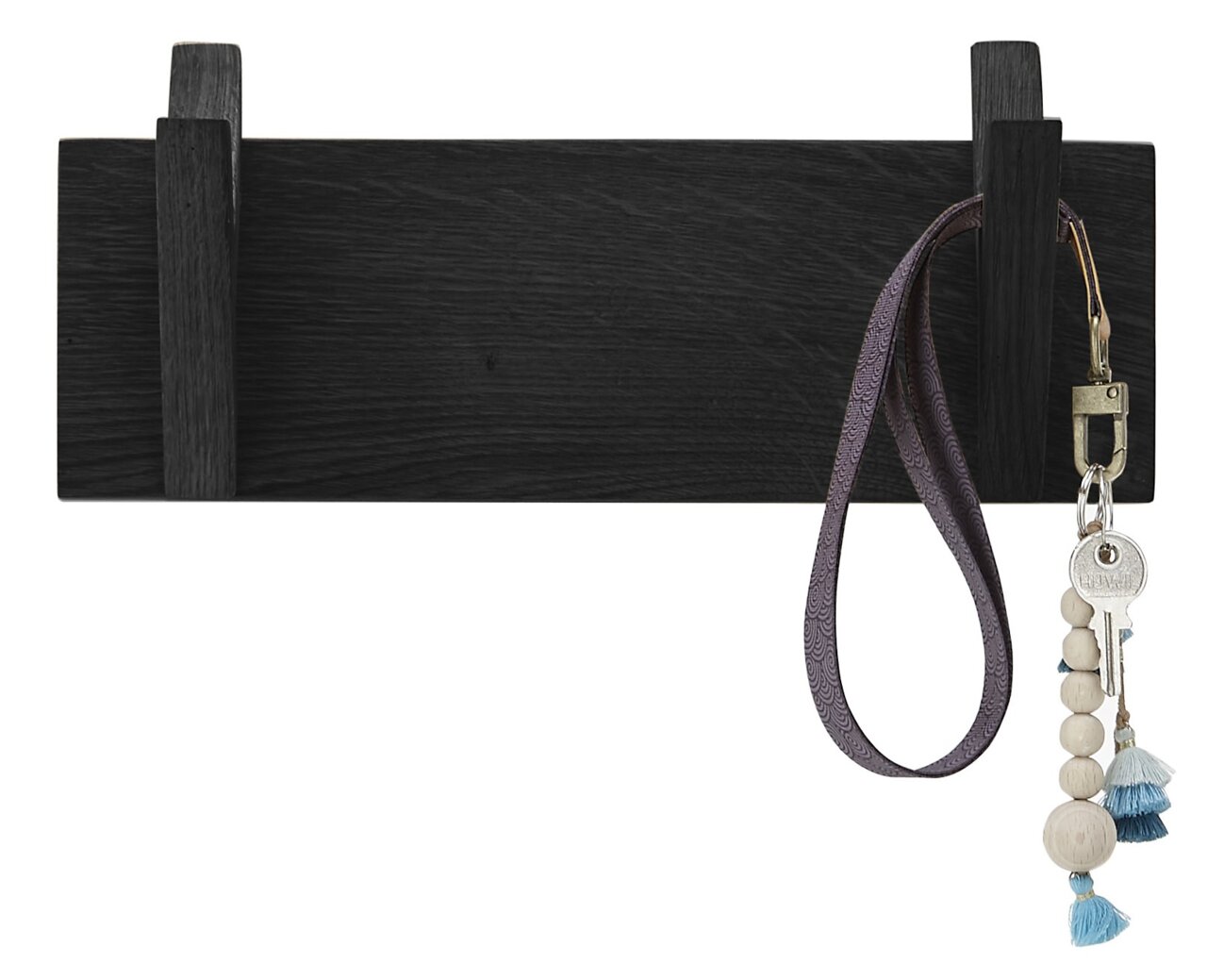 Zwarte haaklijst met twee haken, waaraan een sleutelbos met hangers hangt, vooraanzicht