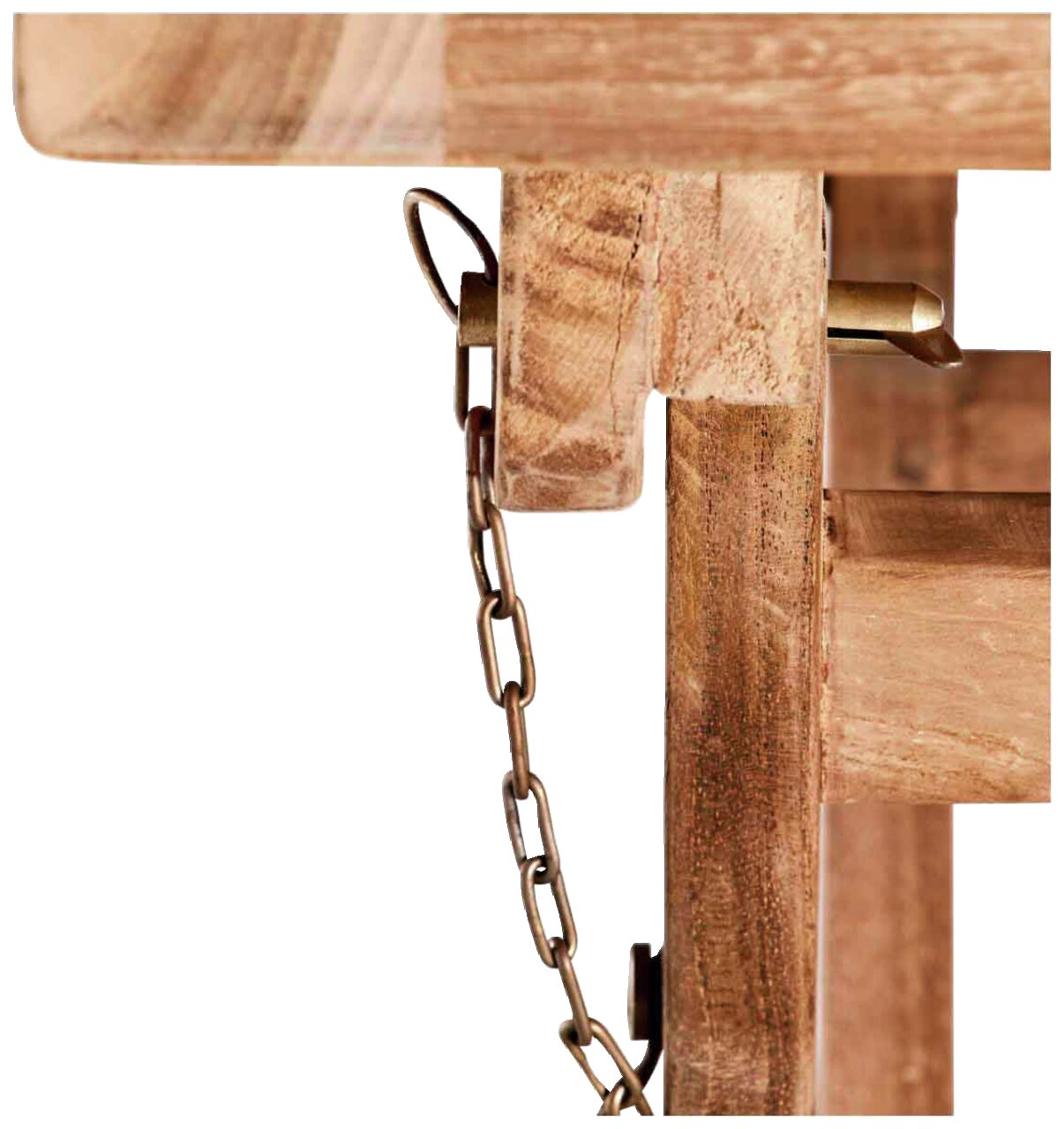 Nahaufnahme eines Klapptischs aus Holz mit Metallkette und Sicherungsstift, seitliche Perspektive