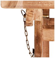 Nahaufnahme eines Klapptischs aus Holz mit Metallkette und Sicherungsstift, seitliche Perspektive