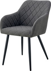 Gepolsterter Esszimmerstuhl mit Armlehnen in dunkelgrauem Stoff, rautenförmig gesteppt, mit schwarzen Metallbeinen, freigestellt auf weißem Hintergrund, Ansicht schräg von vorne.