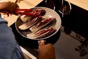 Person brät Radicchio in einer BALLARINI Bratpfanne BOLOGNA GRANITIUM CERAMIC auf einem Herd, von oben betrachtet.