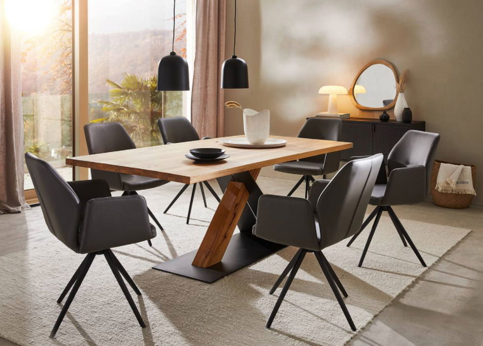 Moderner Essbereich mit sechs grauen Sesseln der Serie SONO um einen Holztisch, seitliche Perspektive