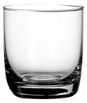 Klarer Whiskybecher aus Glas, seitliche Perspektive