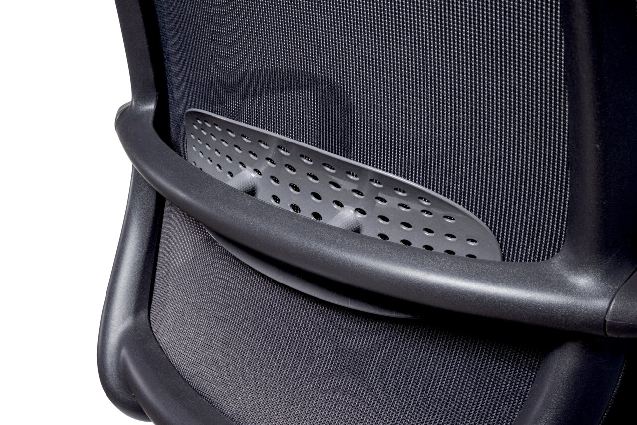 Achterkant van een draaistoel met ergonomische rugleuning en ademend gaas.