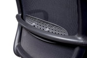 Achterkant van een draaistoel met ergonomische rugleuning en ademend gaas.