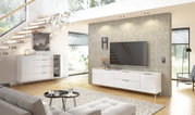 Modernes Wohnzimmer mit weißem Sideboard und TV, seitliche Perspektive