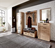 Moderne Garderobenkombination aus Holz in einem hellen Raum, bestehend aus Garderobenschrank, Schuhschrank, Garderobenpaneel, Spiegel und Garderobenbank. Frontalansicht.