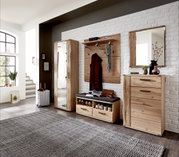 Moderne Garderobenkombination aus Holz in einem hellen Raum, bestehend aus Garderobenschrank, Schuhschrank, Garderobenpaneel, Spiegel und Garderobenbank. Frontalansicht.