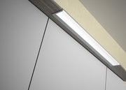 Blick von unten auf eine moderne Badkombination mit grauen Schranktüren und integrierter Beleuchtung.