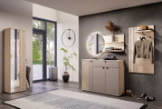 Modernes Flur-Set aus Holz mit Garderobenschrank, Kommode, rundem Spiegel und Wandpaneel mit Haken in hellem Holz und grauen Fronten, gezeigt in frontaler Perspektive im Eingangsbereich