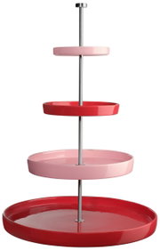 Vierstöckige Etagere mit runden Tabletts in Rot und Rosa auf Metallstange, freigestellt auf weißem Hintergrund, Frontansicht.