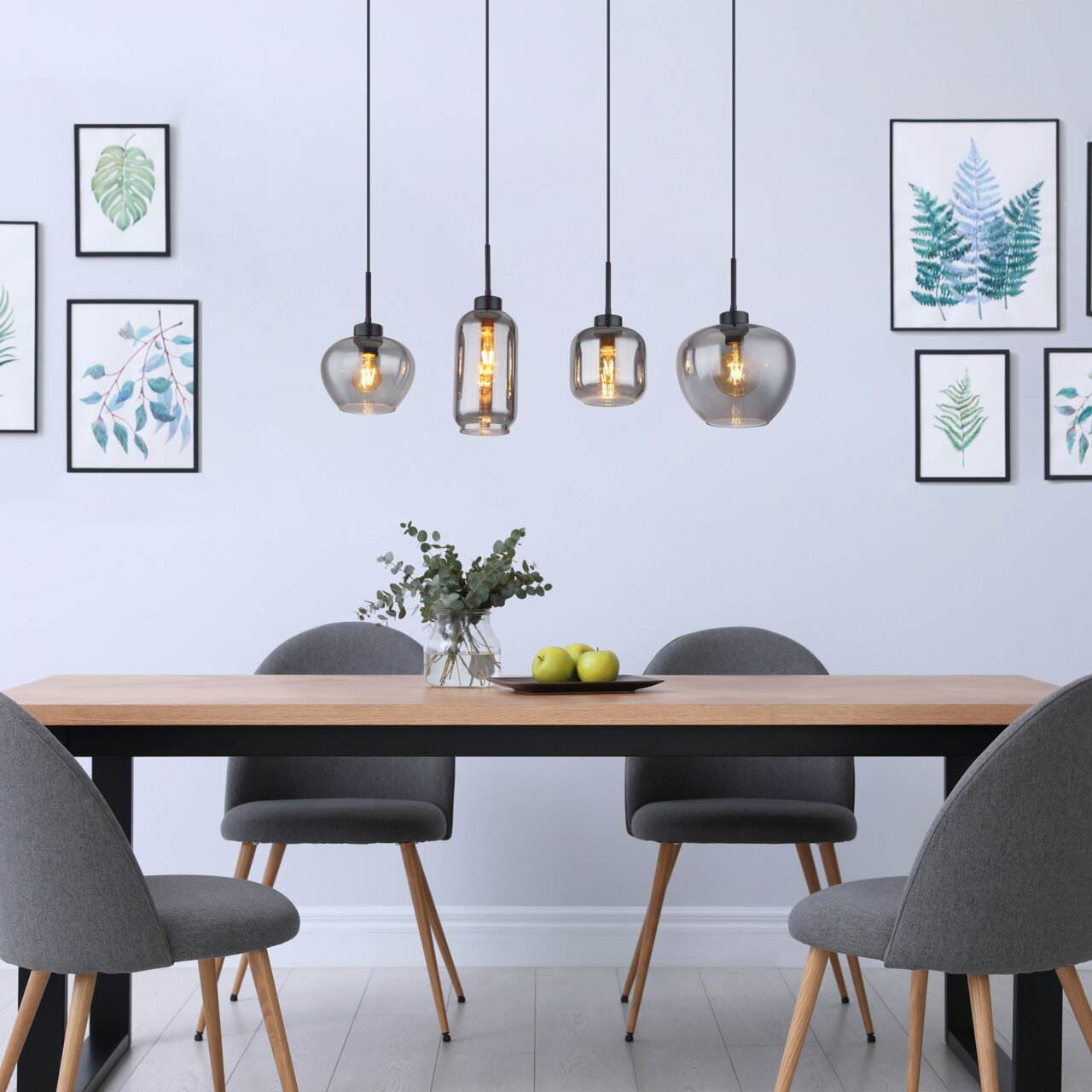 Moderne Hängeleuchte mit vier Glaskugeln in einem Esszimmer, seitliche Perspektive