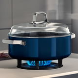 Blauer Schmortopf mit Glasdeckel, seitliche Perspektive, auf einem Herd mit blauer Flamme