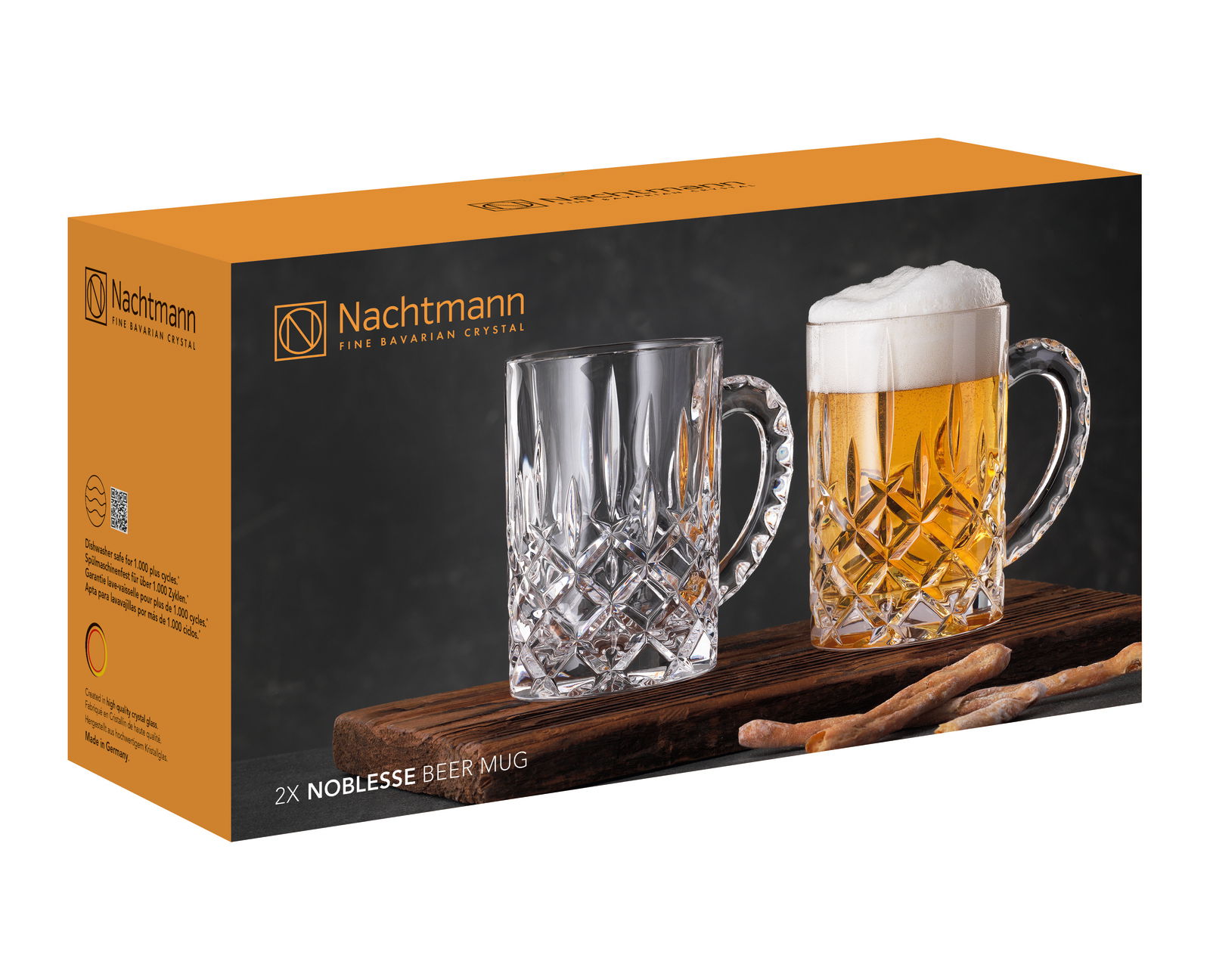 Verpackung des Bierkrug Sets Noblesse mit zwei Kristallglaskrügen, einer leer und einer mit Bier gefüllt, auf einem Holzbrett. Perspektive: seitlich.