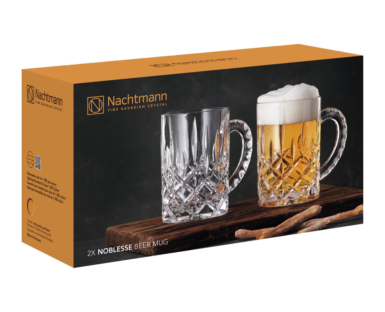 Verpakking van de bierporseleinset Noblesse met twee kristallen bierporseleinen, één leeg en één gevuld met bier, op een houten plank. Perspectief: zijaanzicht.