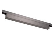 Gebogen lineair railarmatuur in geborsteld aluminium, schuin van onderen in zijaanzicht gefotografeerd op witte achtergrond