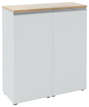 Weiße Kommode mit zwei Türen und Holzplatte, frontale Perspektive