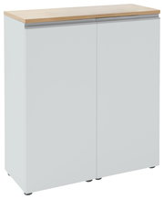 Weiße Kommode mit zwei Türen und Holzplatte, frontale Perspektive