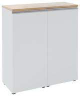 Weiße Kommode mit zwei Türen und Holzplatte, frontale Perspektive