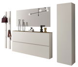 Modernes Garderobenset in Weiß mit Spiegel, Hakenleiste und hohem Schrank, seitliche Perspektive