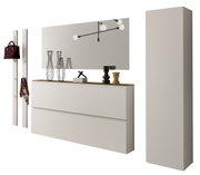 Modernes Garderobenset in Weiß mit Spiegel, Hakenleiste und hohem Schrank, seitliche Perspektive
