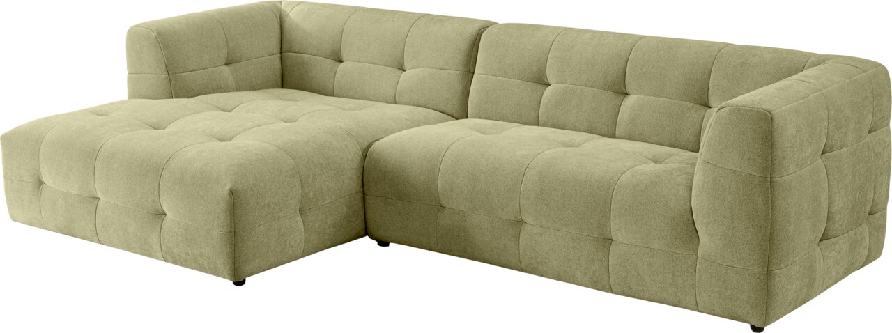 MID.YOU Ecksofa TENSO Olivgrünes, gepolstertes Ecksofa mit L-Form, breiter Ottomane links, gesteppter Sitz- und Rückenfläche sowie Armlehnen, freigestellt in schräger Vorderansicht