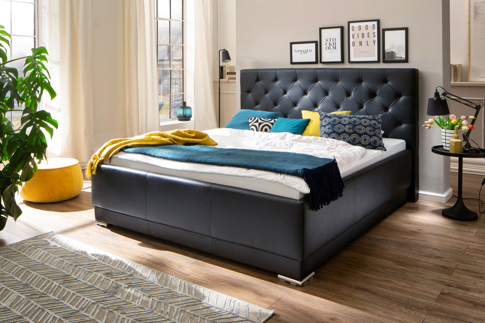 Modernes Polsterbett PISA in einem stilvollen Schlafzimmer, seitliche Perspektive, mit dekorativen Kissen und Decken.