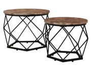 Zweiteiliges Set runder Beistelltische mit rustikaler Holzoptik-Tischplatte und schwarzem Metallgestell im geometrischen Design, schräg von vorn in leicht erhöhter Perspektive freigestellt