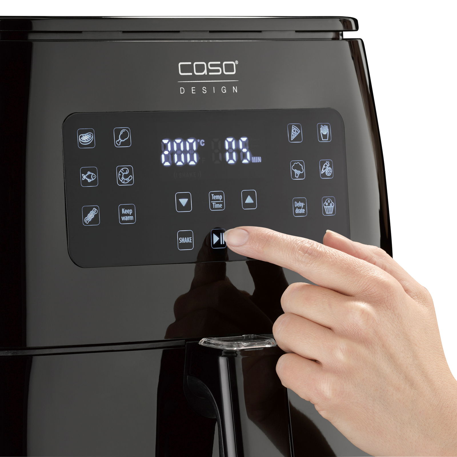 Nahaufnahme einer schwarzen Heißluftfritteuse mit digitalem Bedienfeld, auf dem eine Hand eine Taste drückt.