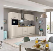 Moderne Küchenzeile in hellem Design mit eingebautem Backofen, Dunstabzugshaube und Spüle, seitliche Perspektive