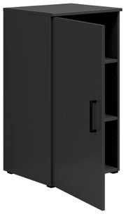 Schwarze Kommode mit geöffneter Tür, zeigt zwei Regalböden, Perspektive von vorne links