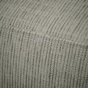 Nahaufnahme eines strukturierten Stoffes in Grau, perspektivisch von oben fotografiert.