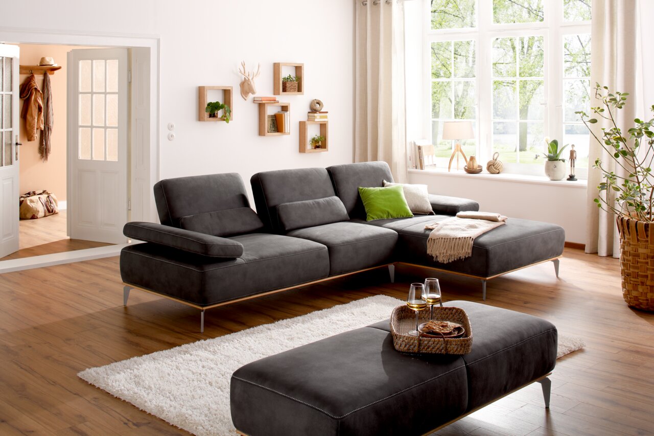 Grijze longchair-set Valnatura 16580 SPRINT in een lichte woonkamer met grote ramen, een houten vloer en decoratieve elementen. Aanzicht van linksvoor.