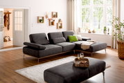 Grijze longchair-set Valnatura 16580 SPRINT in een lichte woonkamer met grote ramen, een houten vloer en decoratieve elementen. Aanzicht van linksvoor.