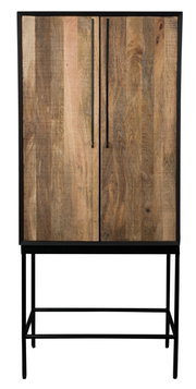 Vooraanzicht van een houten highboard met metalen frame en lange, smalle handgrepen.