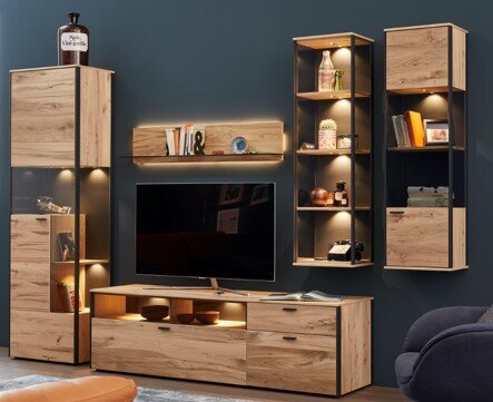 Moderne Wandkombination ANDRA in Holzoptik mit mehreren Regalen und Schränken, frontal betrachtet.