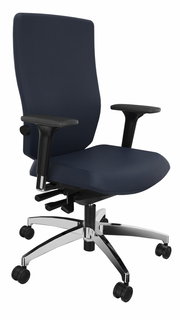 Moderner Drehstuhl mit blauer Polsterung, verstellbaren Armlehnen und verchromtem Fußkreuz, seitliche Perspektive