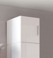 Weißer Schrankaufsatz mit glänzender Oberfläche und silbernem Griff, seitliche Perspektive