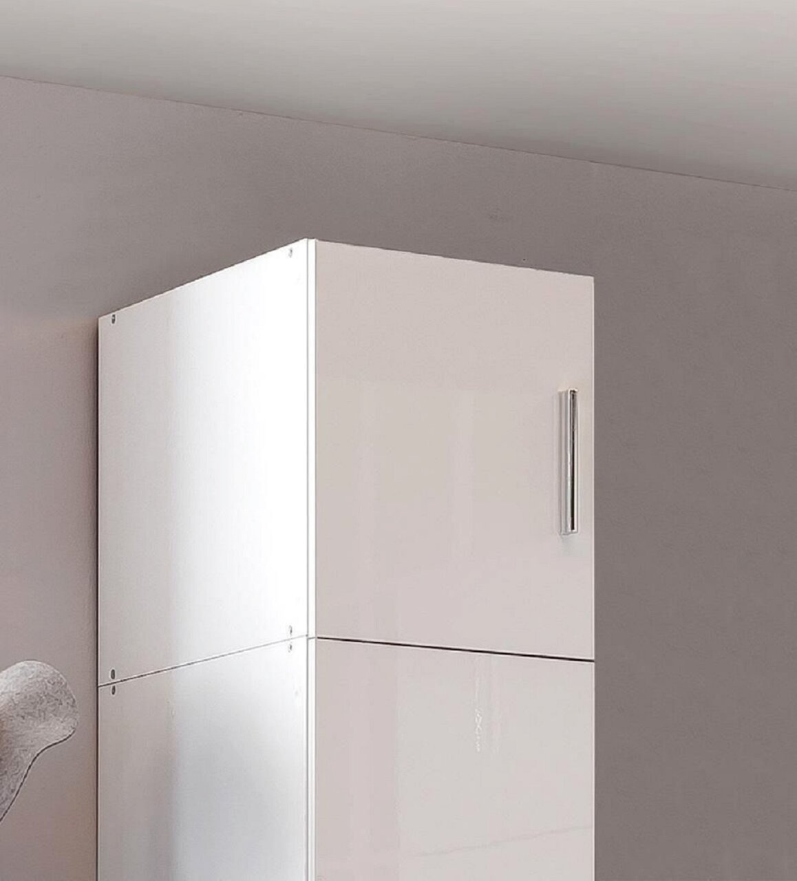 XORA Aufsatz T40 MALTA Weißer Schrankaufsatz mit glänzender Oberfläche und silbernem Griff, seitliche Perspektive