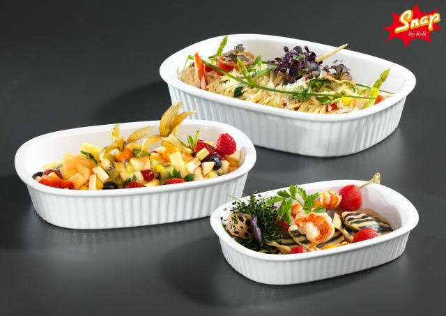 Drei weiße Auflaufformen Bianco 22cm, gefüllt mit bunten Speisen, aus der Vogelperspektive fotografiert.