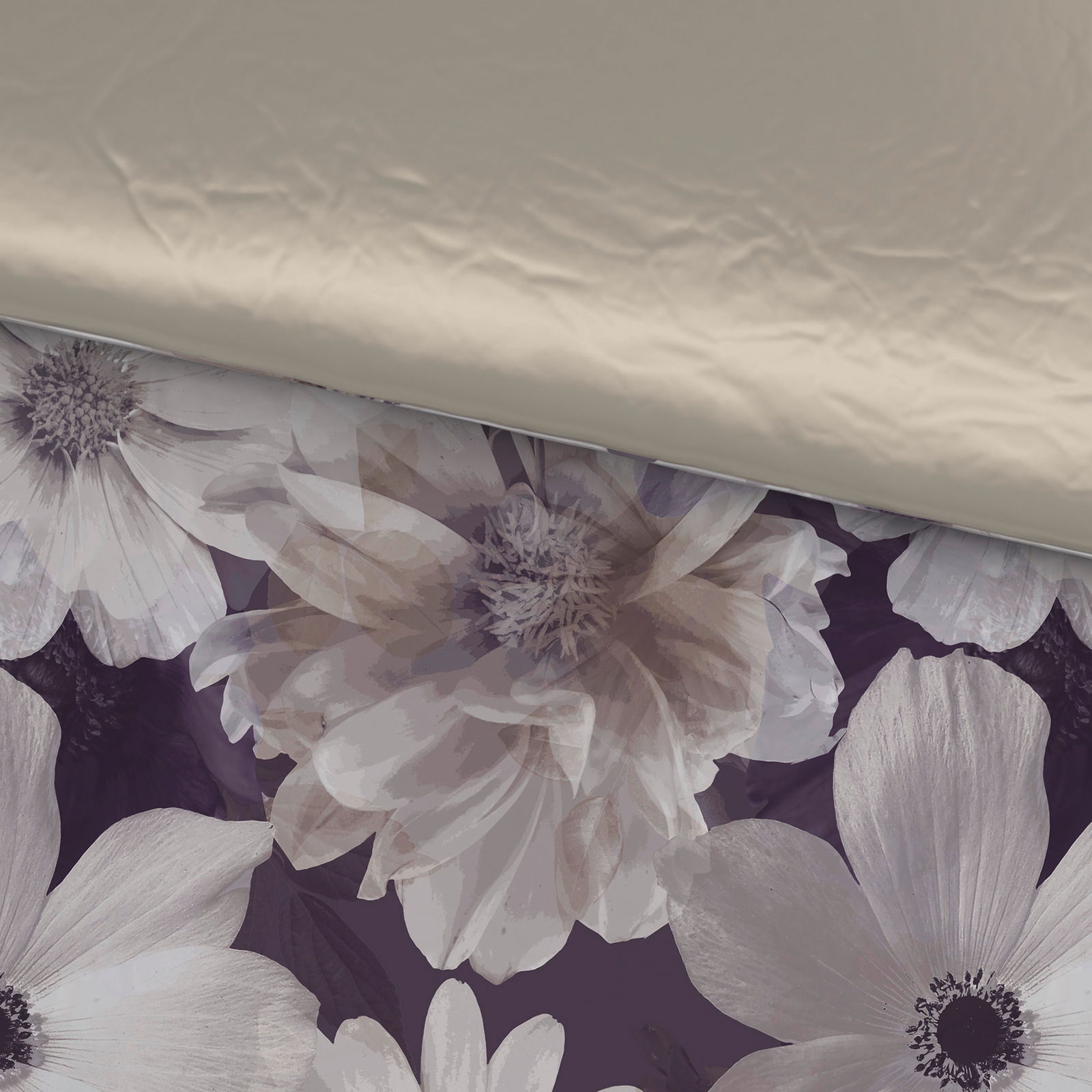 Wendebettwäsche mit floralem Muster in Nahaufnahme, eine Seite in Beige, die andere mit großen Blumen auf dunklem Hintergrund.