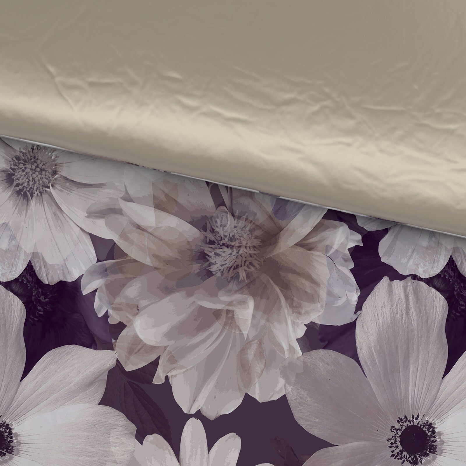Omkeerbaar beddengoed met bloemenpatroon in close-up: de ene kant is beige, de andere kant heeft grote bloemen op een donkere achtergrond.