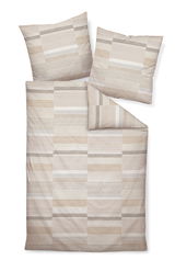 Bettwäsche-Set aus Mako-Satin in Beige- und Brauntönen mit Streifenmuster, bestehend aus einem Bettbezug und zwei Kissenbezügen, aus der Vogelperspektive fotografiert.