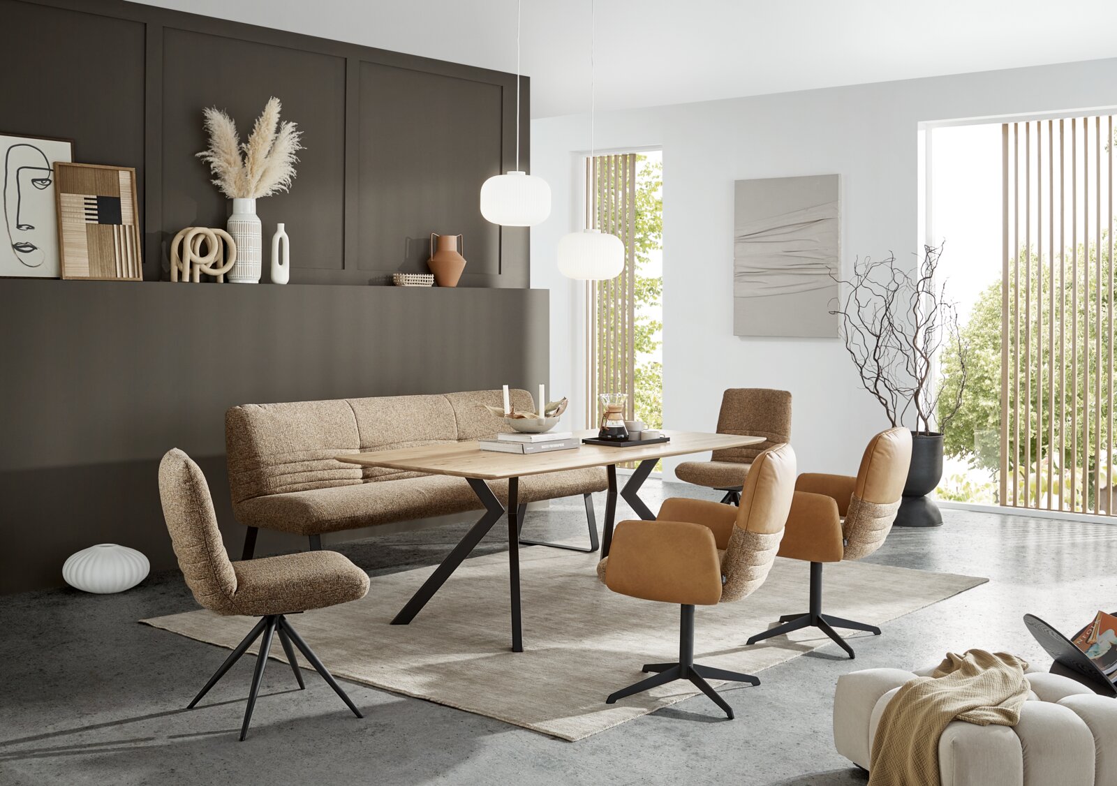 Moderne eettafel van 230 x 100 cm in een stijlvolle eetkamer met bruine stoelen en een gezellige bank, gezien vanaf de zijkant.