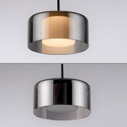Moderne Pendelleuchte RIKA mit rauchgrauem Glasschirm, seitliche Perspektive