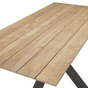 Holztischplatte aus hellen Holzbohlen mit sichtbarer Maserung und schwarzem Metallgestell, schräg von oben in Perspektive aufgenommen