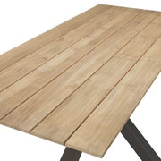 Holztischplatte aus hellen Holzbohlen mit sichtbarer Maserung und schwarzem Metallgestell, schräg von oben in Perspektive aufgenommen